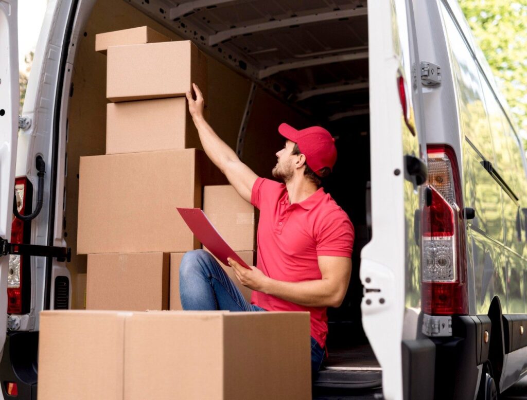 radnik slaže kutije u Opel Movano